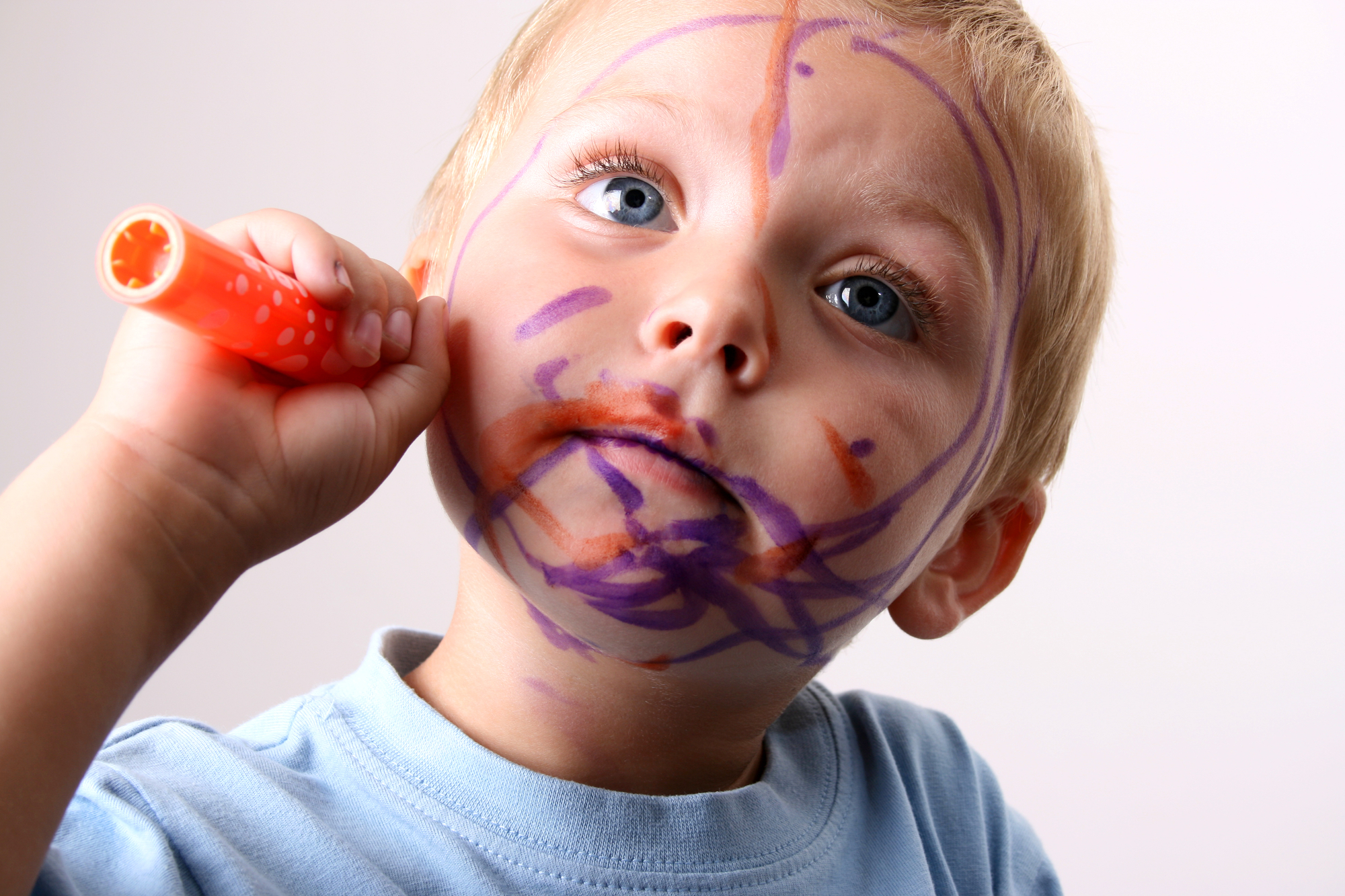 Мальчик разрисовал. Ребенок испачкался в краске.